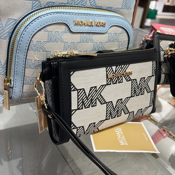 MICHAEL KORS JET SET TRAVEL 35S3GTVW7J LIGHT SAGE LG DOUBLE ZIP WRISTLET-WALLET- - Picture 6 of 16